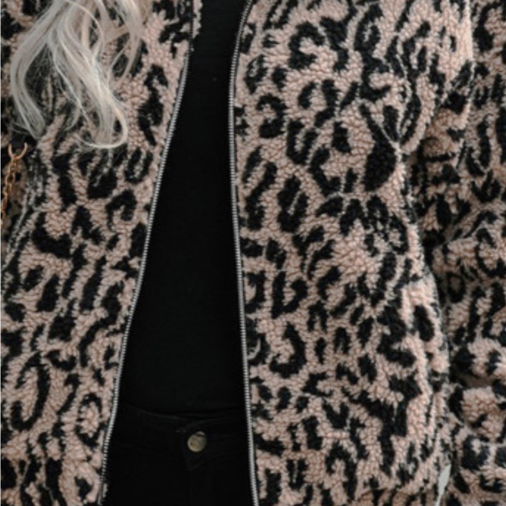 Sherpa coat. Lined and faux fur.